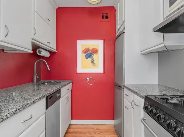 235 East 57th Street image 4 of 6