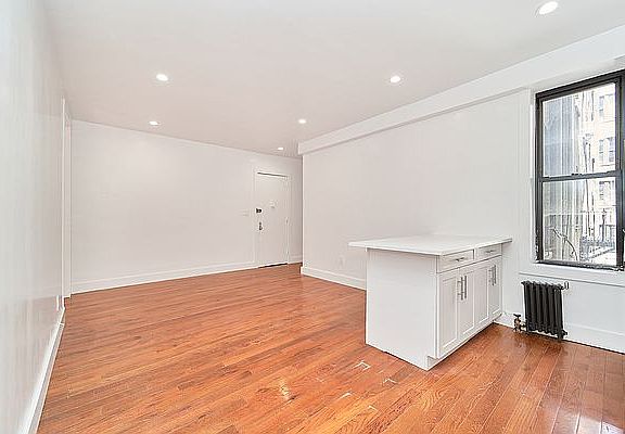 2nd image of 51 Hamilton Pl APT 32A