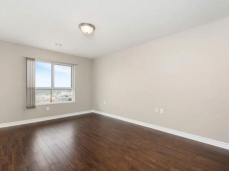 245 Lena Cres — Photo 15