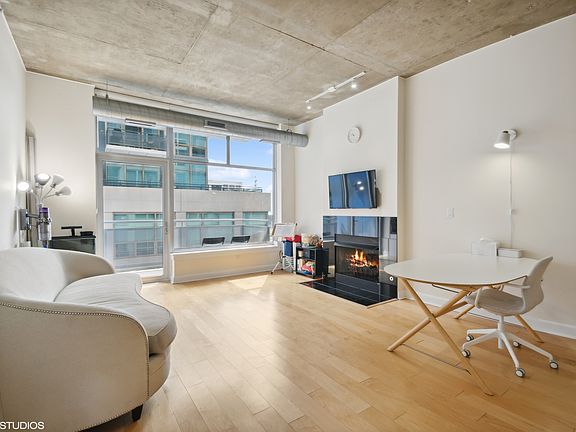 3rd image of 1305 S Michigan Ave APT 1409