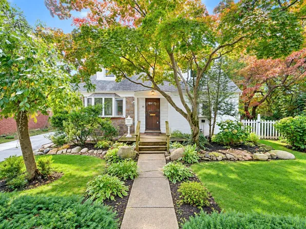 81 Gerard Ave, New Hyde Park, NY 11040