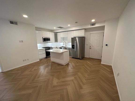 3rd image of 1119 N Poinsettia Pl #A