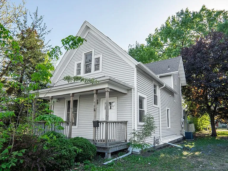 1602 Johnson St NE — Photo 2