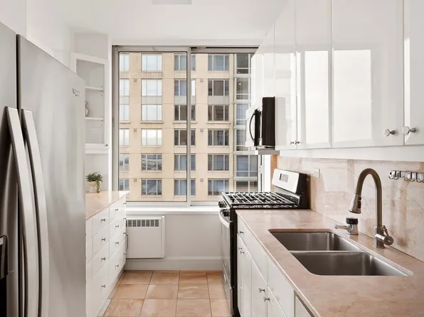 200 Riverside Boulevard image 11 of 16