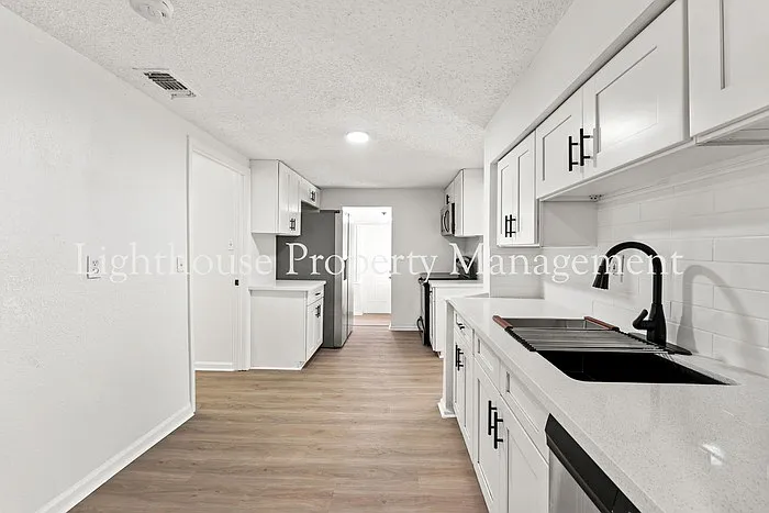 1021 Woodstock Ave — Photo 8