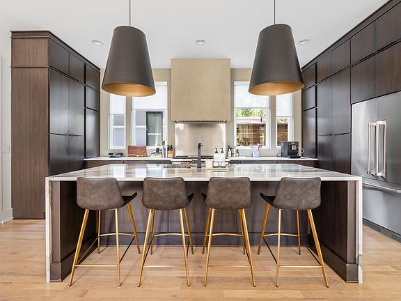 Fully equipped modern kitchen with high-end appliances, all the essentials for cooking and your morning coffee. Spacious island with seating for four.