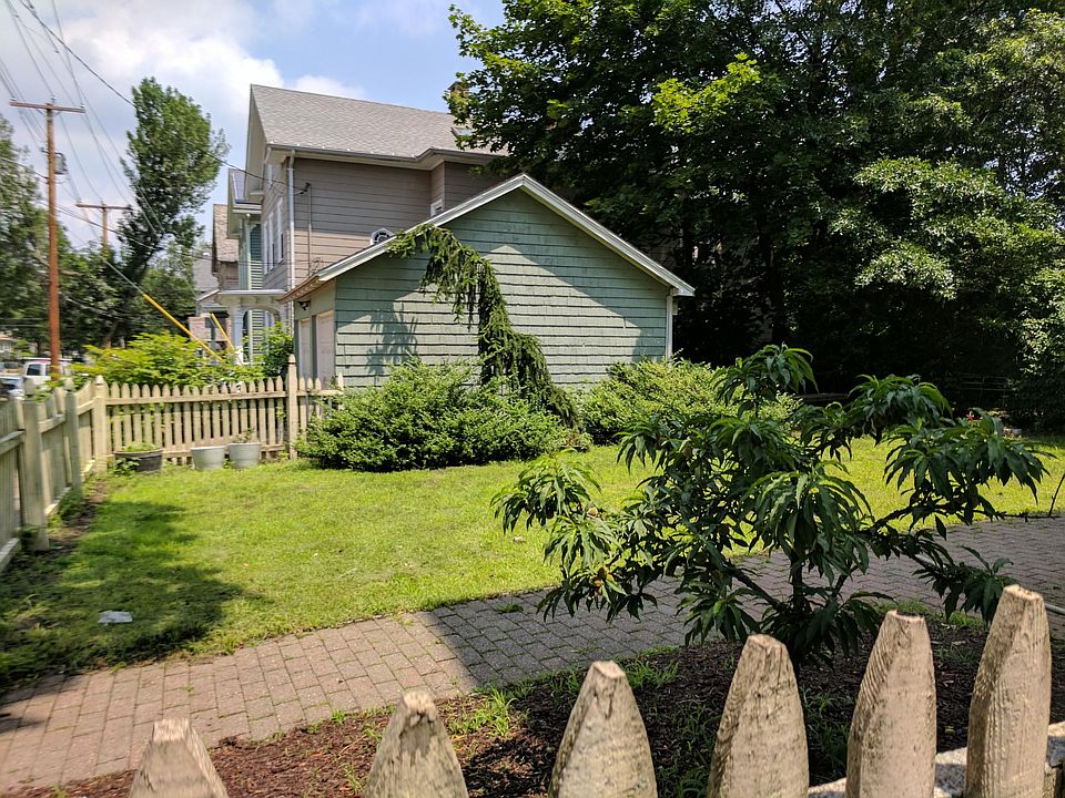 Tree Lined Building in the Heart of East Rock Apartments New Haven