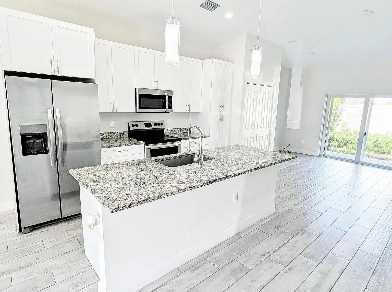 3 bed, 2.0 bath, 1180 sqft, $2,250 — Photo 1