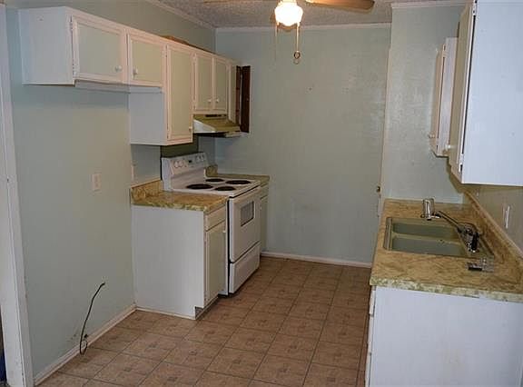 4th image of 1015 15th St SE