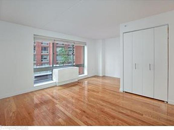 3rd image of 555 W 23rd St APT S12p
