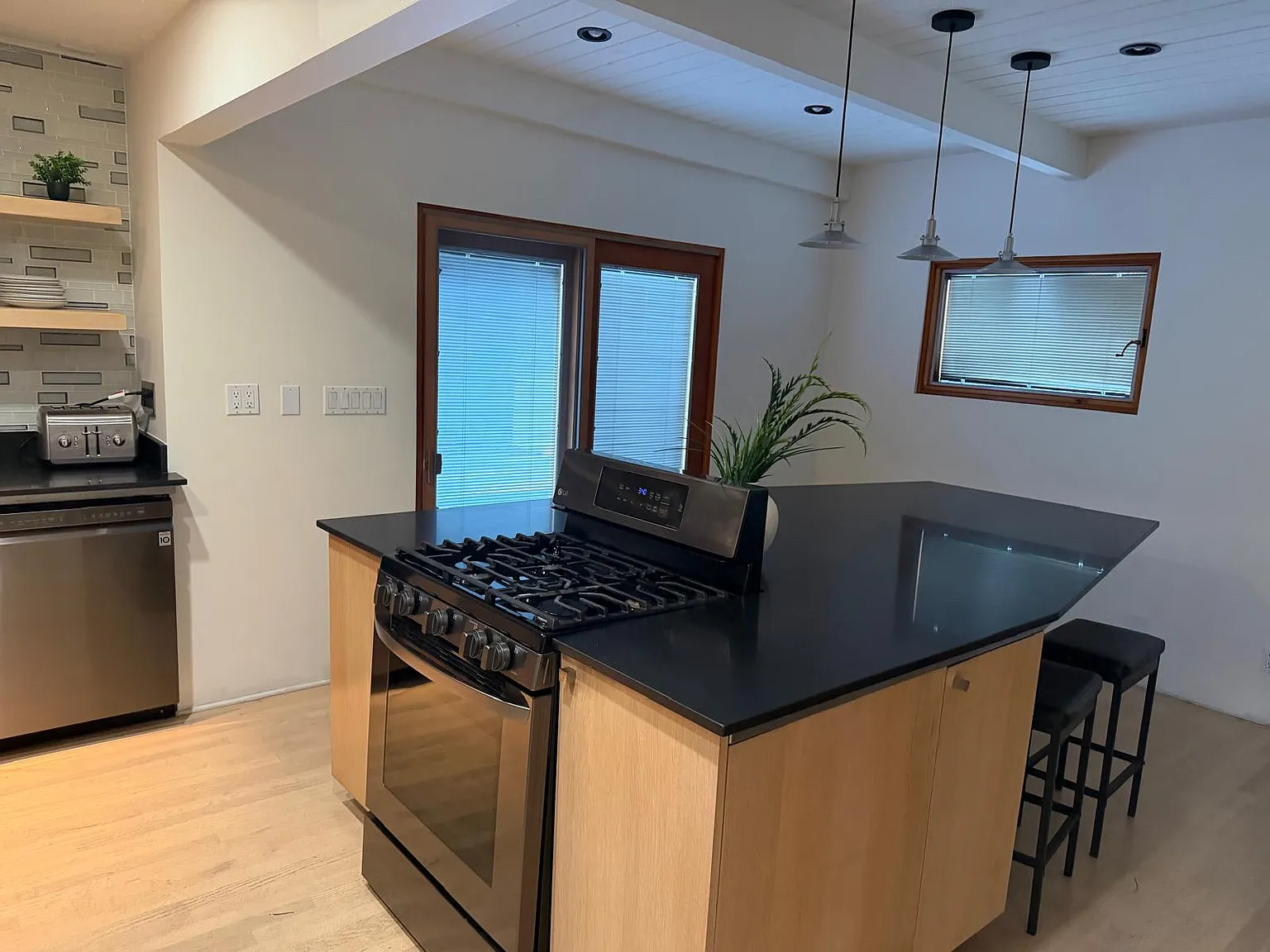 2 bed, 1400 sqft, $4,200 — Photo 3