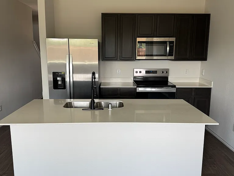 Kitchen: 
Island 
Sink