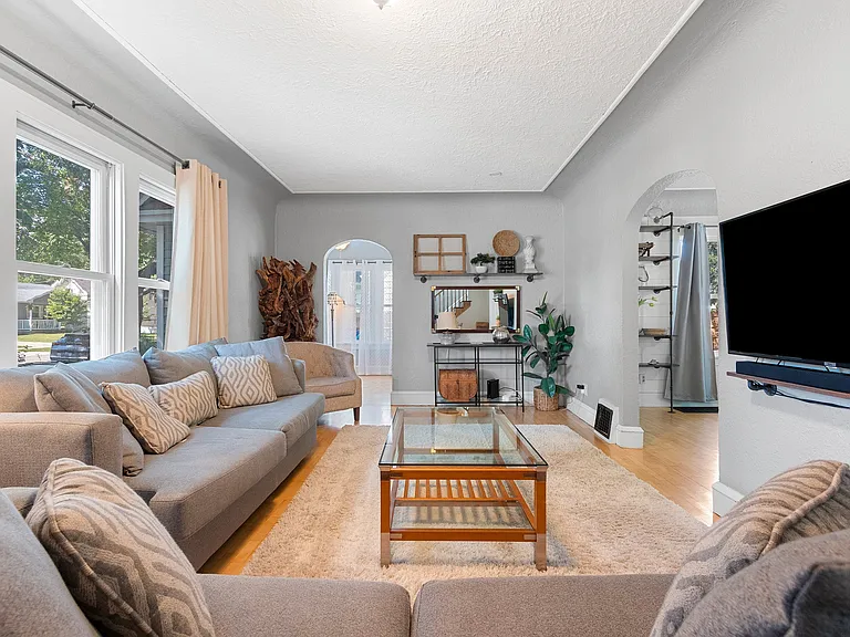 1338 W 8th St — Photo 35