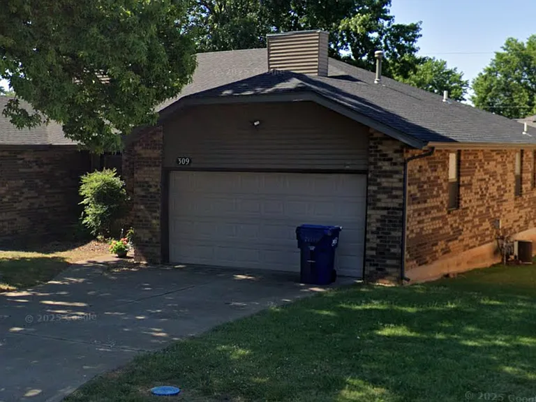 309 E Greenwood St — Photo 1