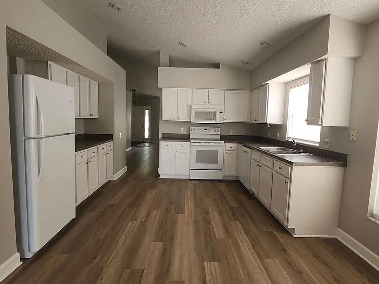 12507 Midpointe Dr — Photo 8