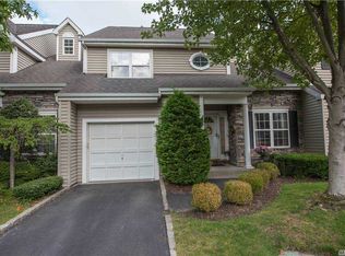 17 Scarborough Dr, Smithtown, NY 11787