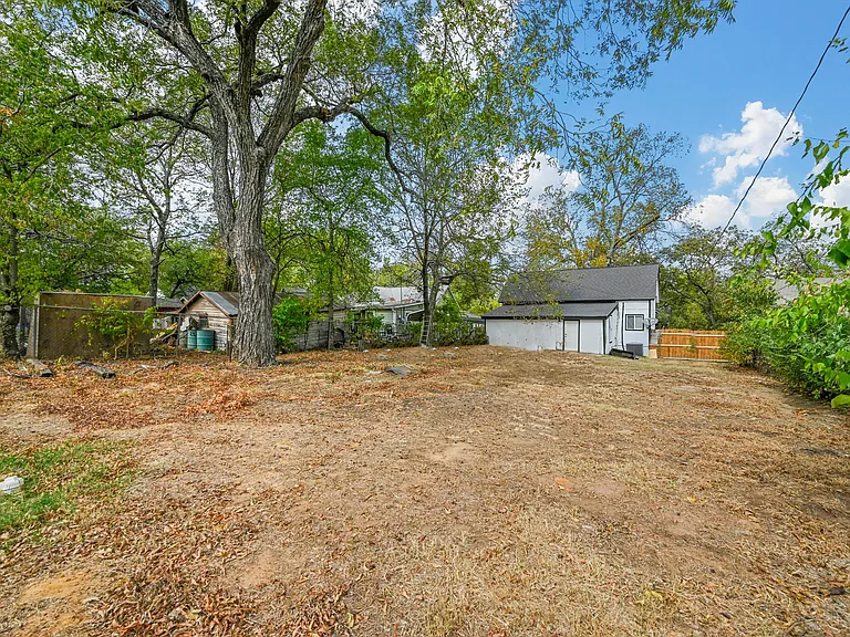 708 W Day St — Photo 18