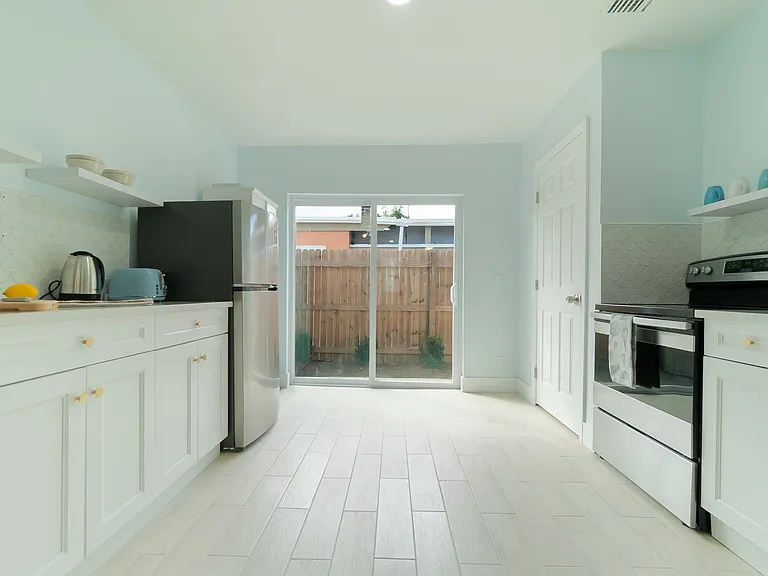 1332 Longwood St #1 — Photo 9