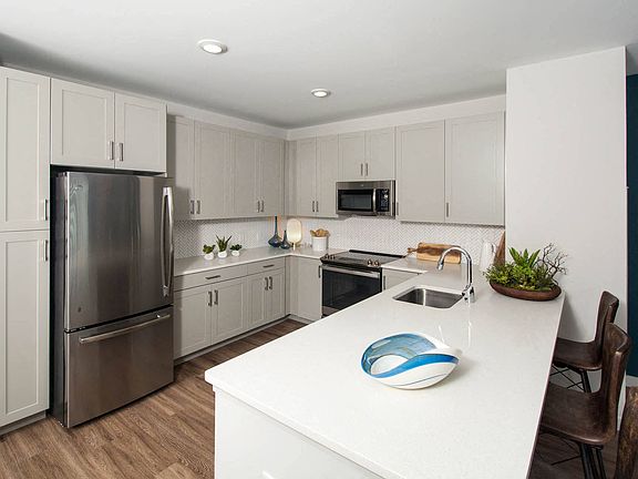 4th image of 21 Executive Dr Unit 209