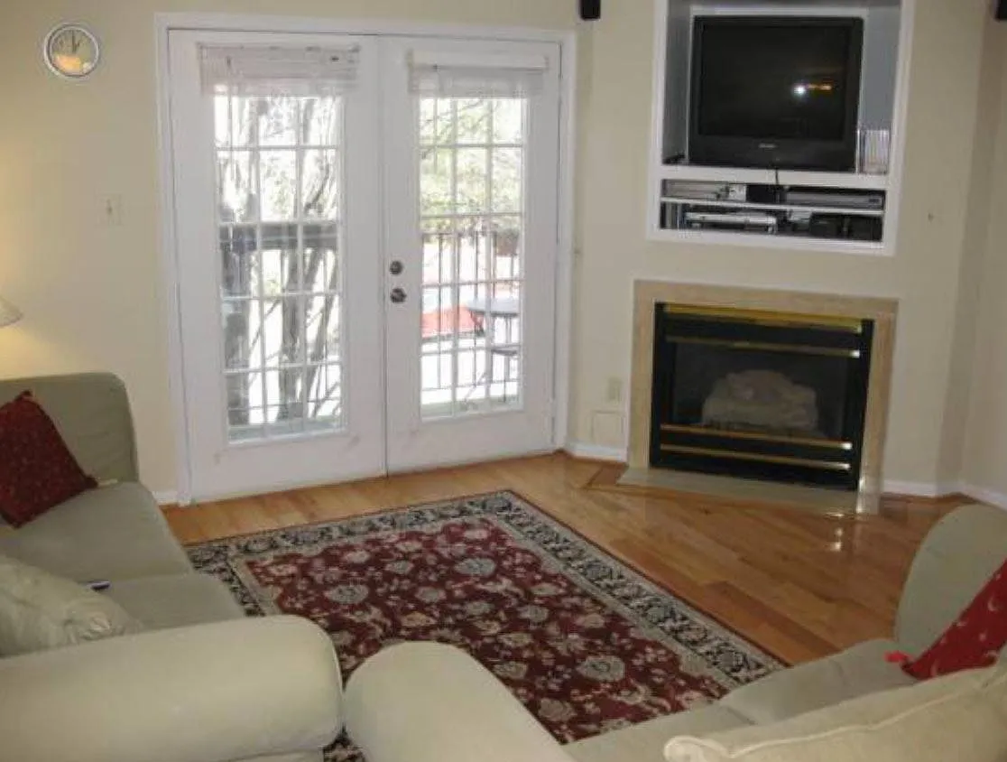 3 bed, 3.5 bath, 2150 sqft, $3,600 — Photo 4