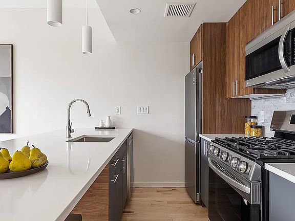 3rd image of 1064 Hancock St #301
