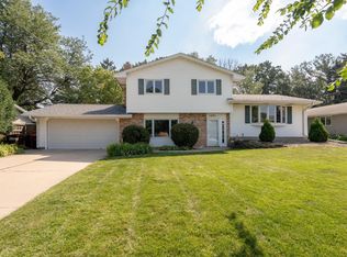 1281 Pinewood Dr, Woodbury, MN 55125