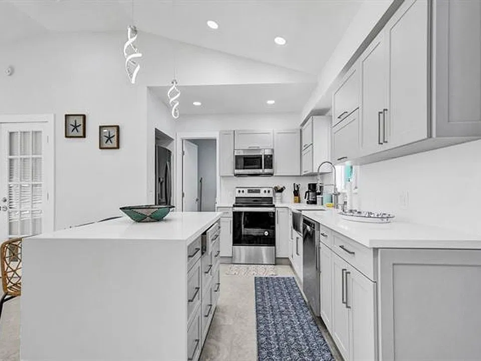 1100 NE 17th Way #1100