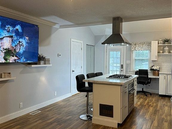 4th image of 405 2nd St