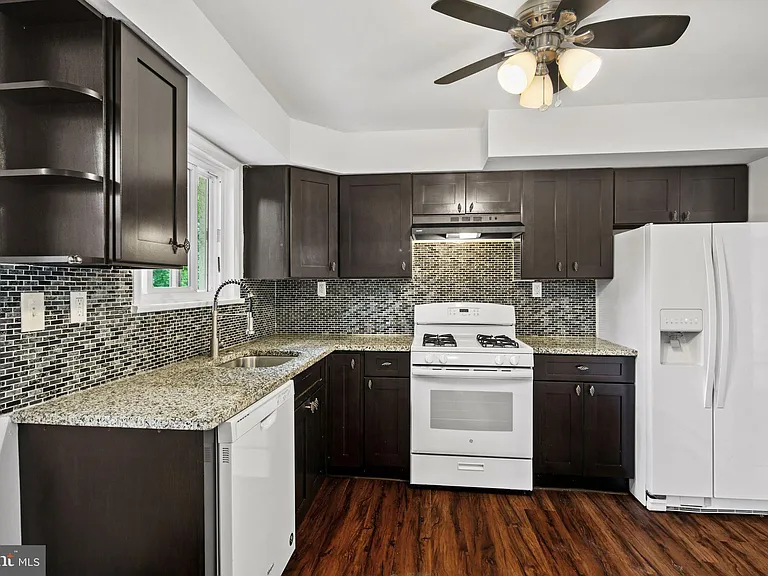 190 Maple Ave — Photo 9