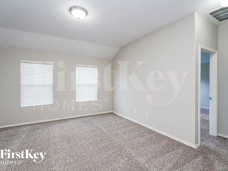 303 Preakness Ln — Photo 2