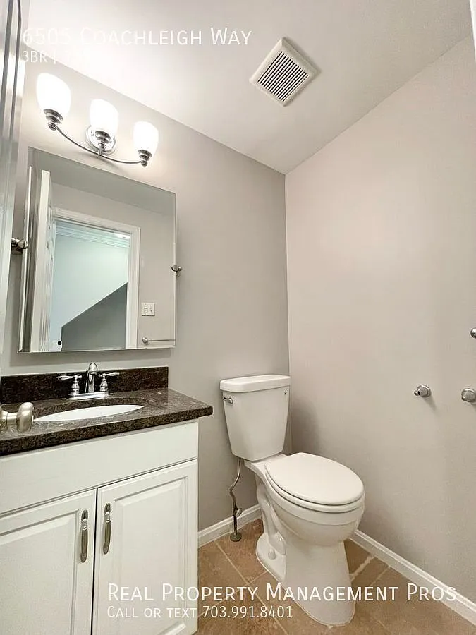 Walk To The Metro 3 Bedroom Townhome That Backs To Trees — Photo 4