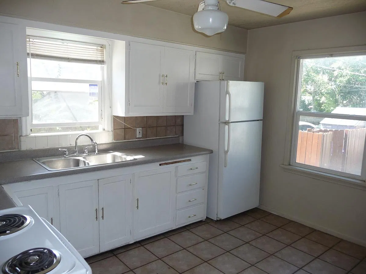 4 bed, 1400 sqft, $1,999 — Photo 2
