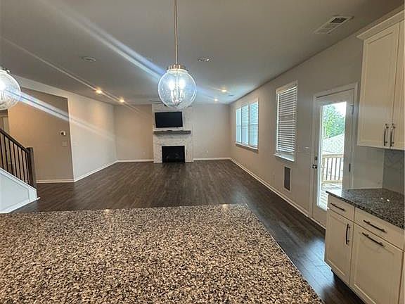 5th image of 719 Saffron Blvd
