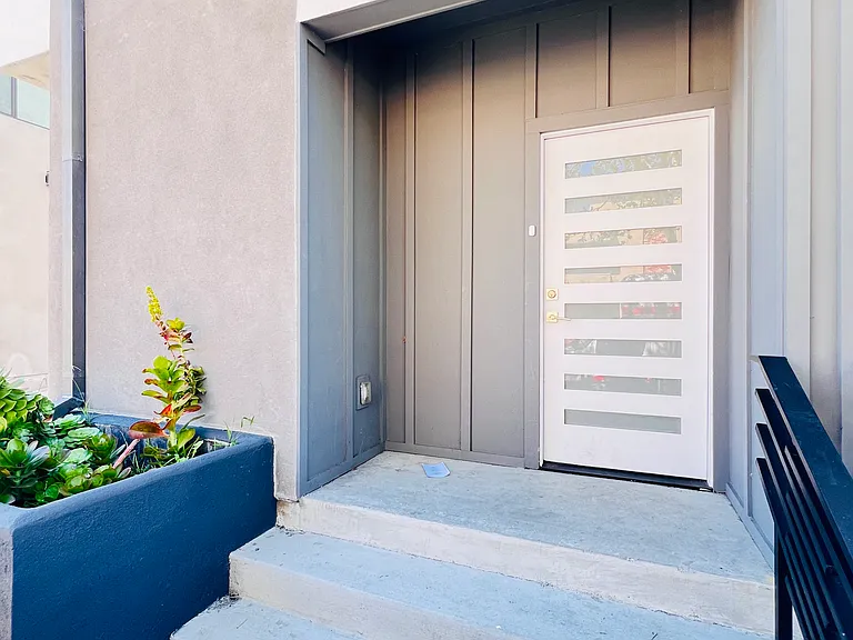 4572 Oakwood Ave — Photo 4