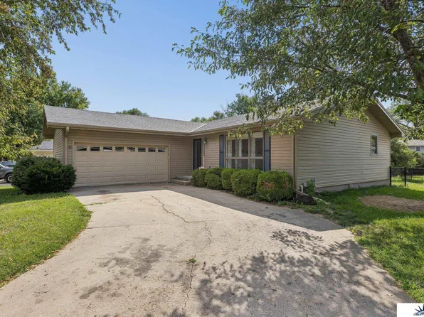 113 Meadow Ln, Gretna, NE 68028
