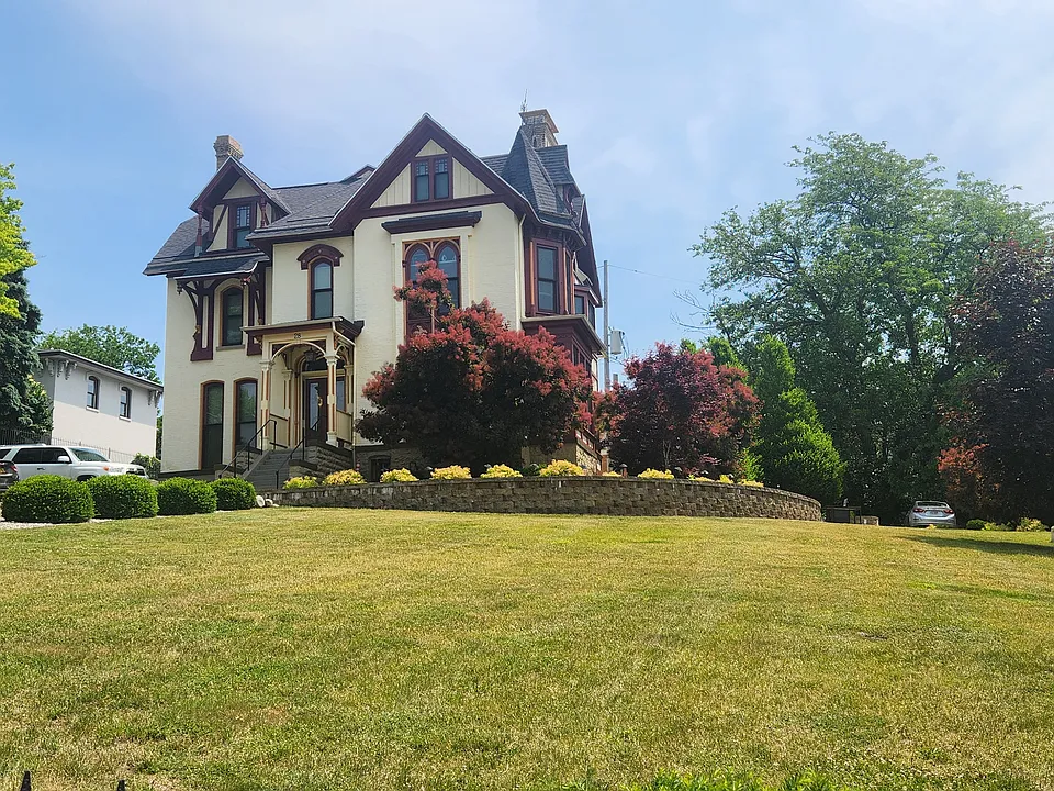 28 Lafayette Ave NE #1