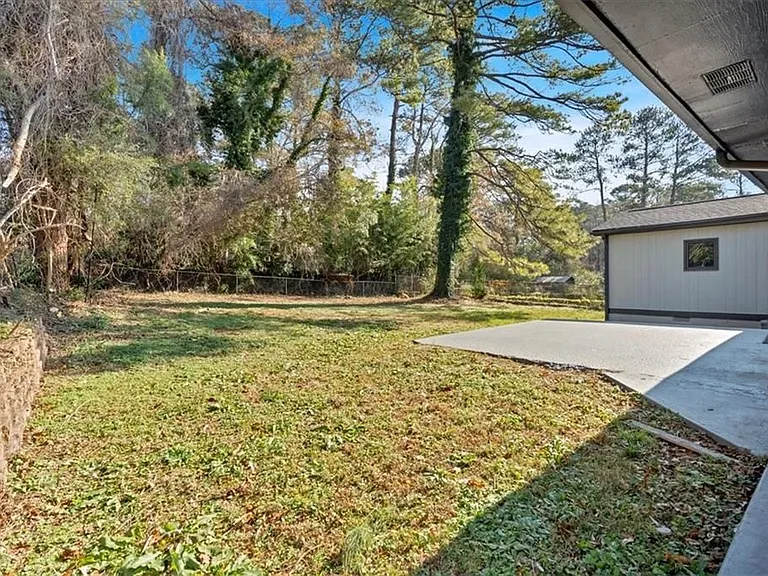 2142 Cloverdale Dr — Photo 16