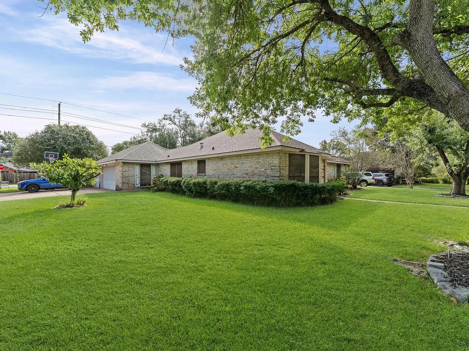 3 bed, 2.0 bath, 1707 sqft, $2,100 — Photo 2