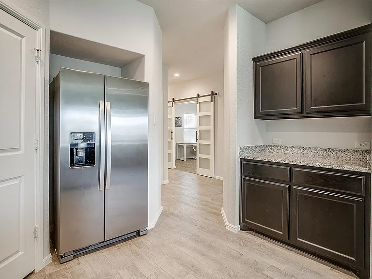 Yes, the refrigerator stays.