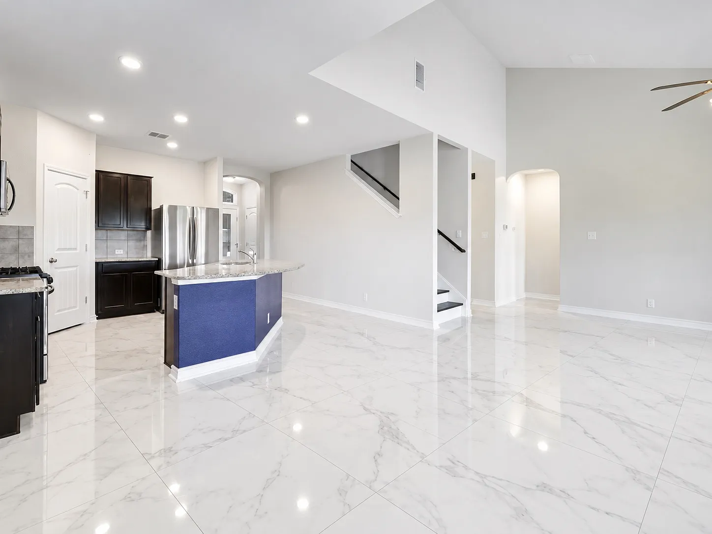 5 bed, 3.5 bath, 2710 sqft, $2,800 — Photo 1