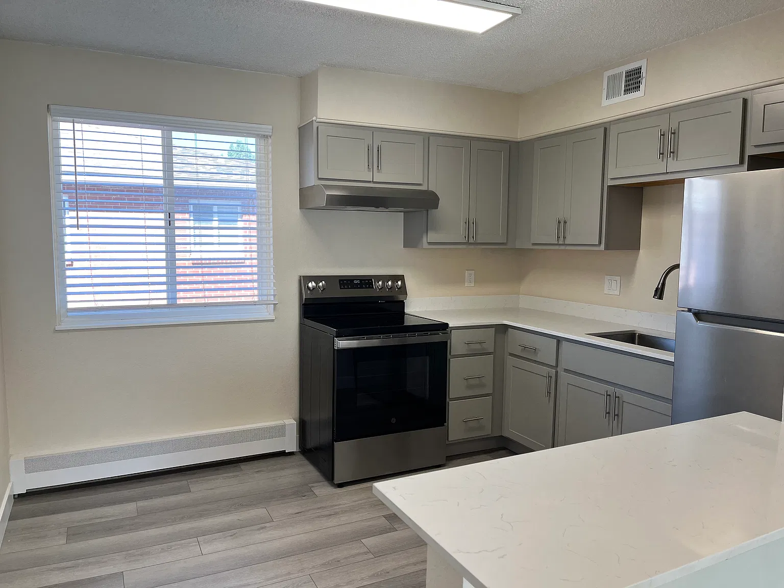 2 bed, 850 sqft, $1,600 — Photo 2