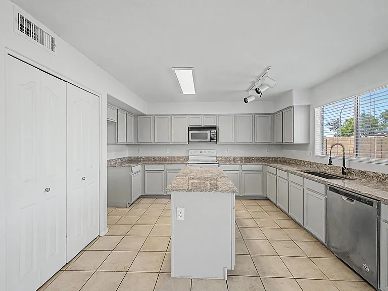 1295 S Honeysuckle Ln — Photo 12