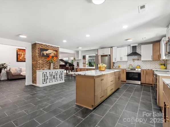 6724 Brushwood Dr, Charlotte, NC 28262