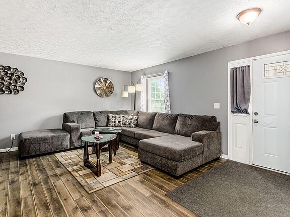 3rd image of 2324 Fernwood Ave
