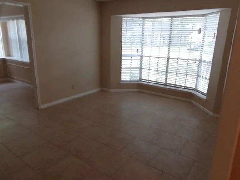 2735 Manila Ln — Photo 5