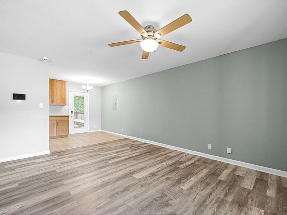 5th image of 573 Kathryn Ct