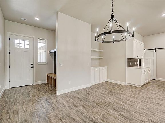 5th image of 1812 Hollow Crest Ct