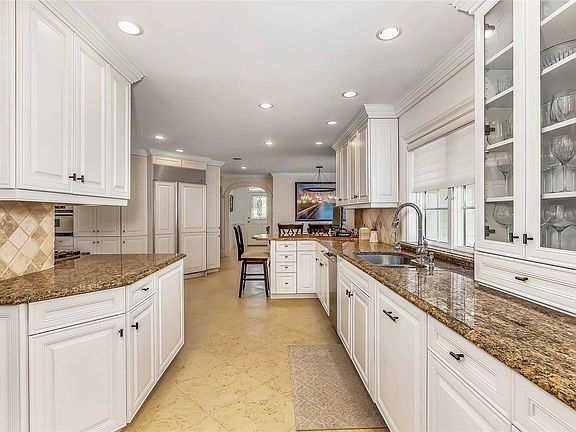 5th image of 16 Davison Ln W