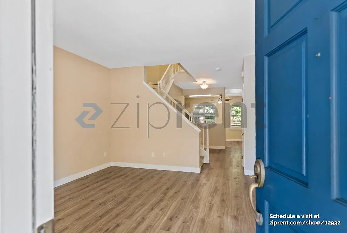3 bed, 2.5 bath, 1300 sqft, $6,056 — Photo 2