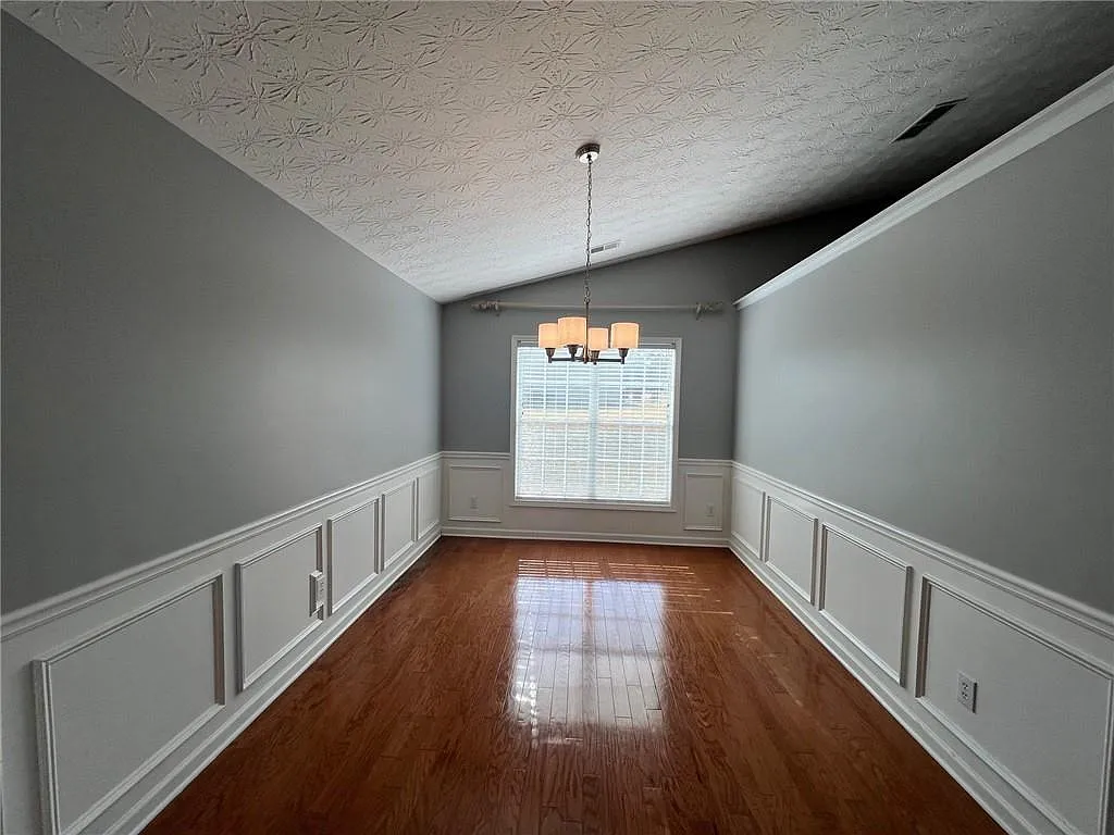 5 bed, 2538 sqft, $2,250 — Photo 2